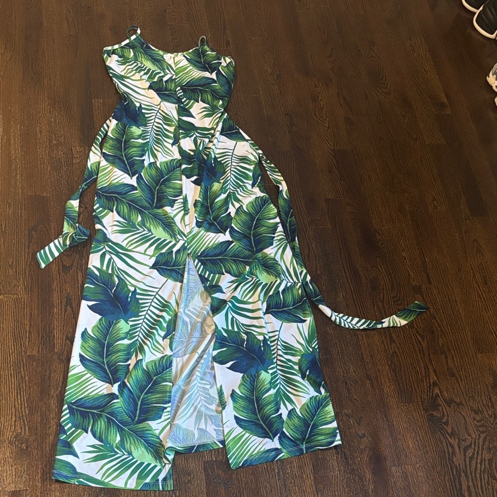 Venus size small Tropical Leaf Print women’s maxi dress